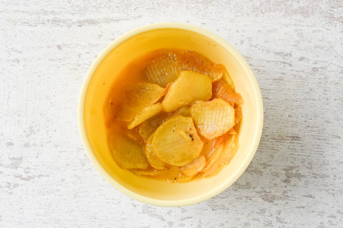 Mezclamos el huevo batido con las patatas