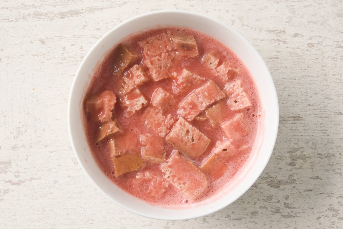 Mezclamos el pan con los tomates