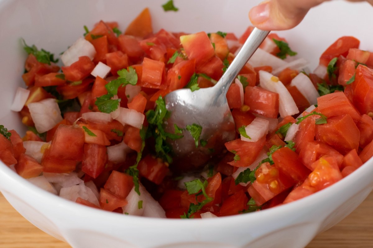 Mezclamos el pico de gallo de los nachos con pico de gallo