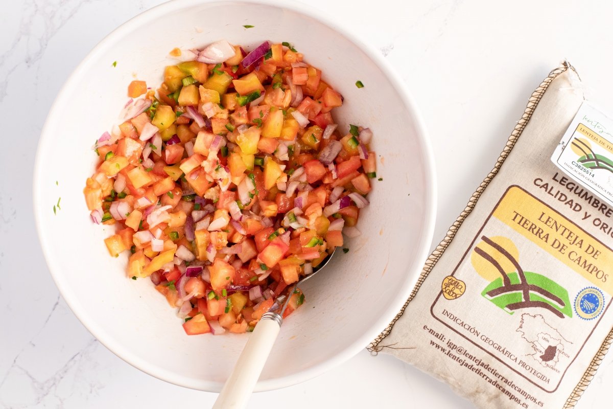 Mezclamos el pico de gallo de los tacos de lechuga con lentejas y pico de gallo