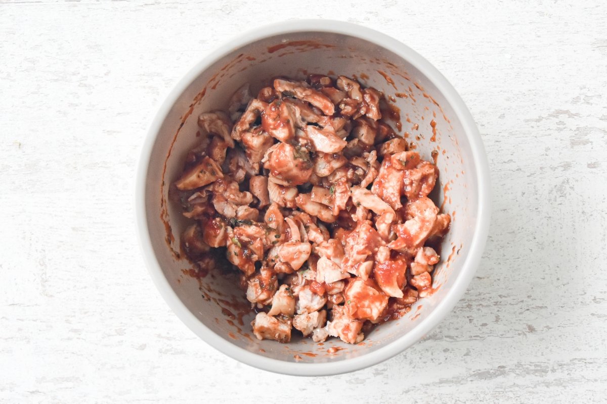 Mezclamos el pollo con la salsa de tomate