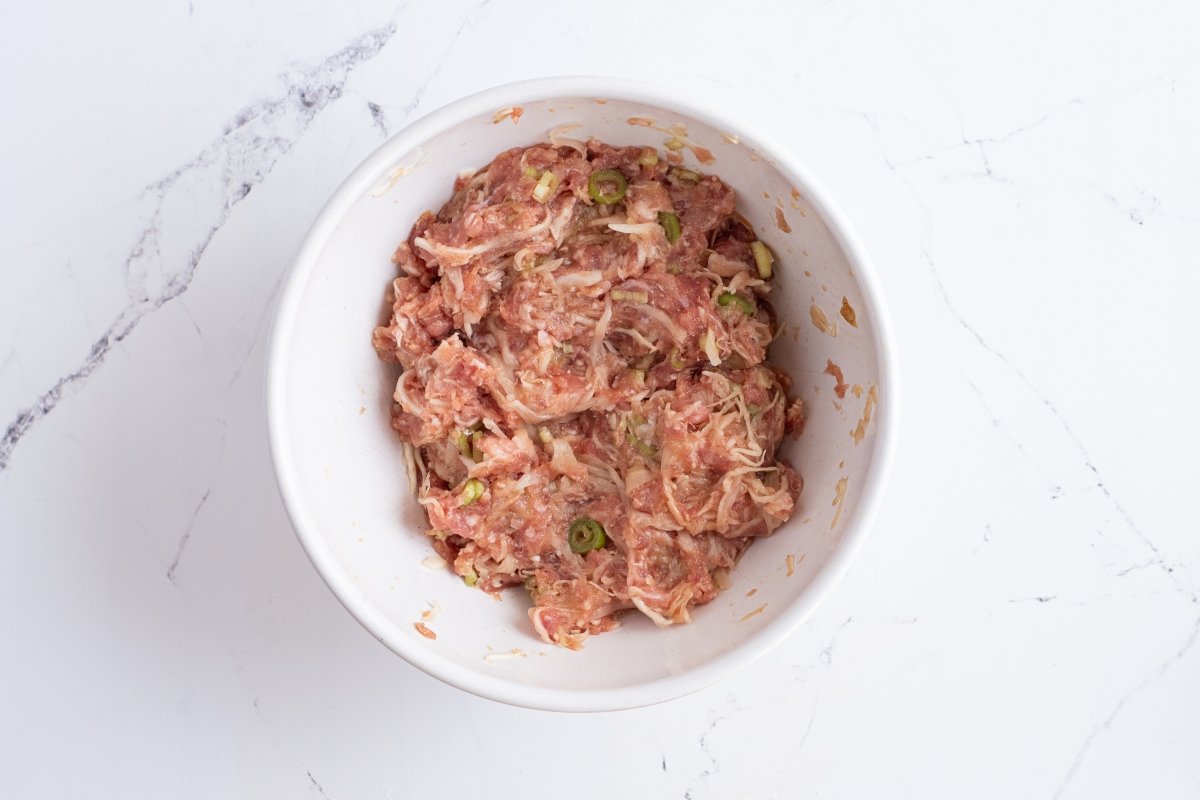 Mezclamos el relleno de las gyozas de cerdo