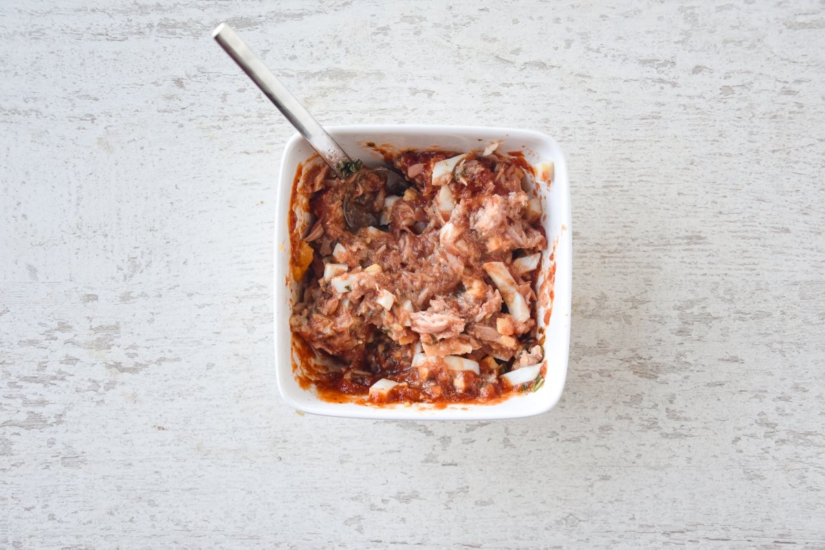 Mezclamos el relleno de los canelones de berenjena