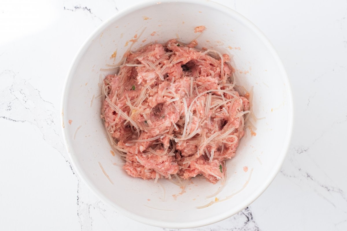 Mezclamos el relleno de los mandu