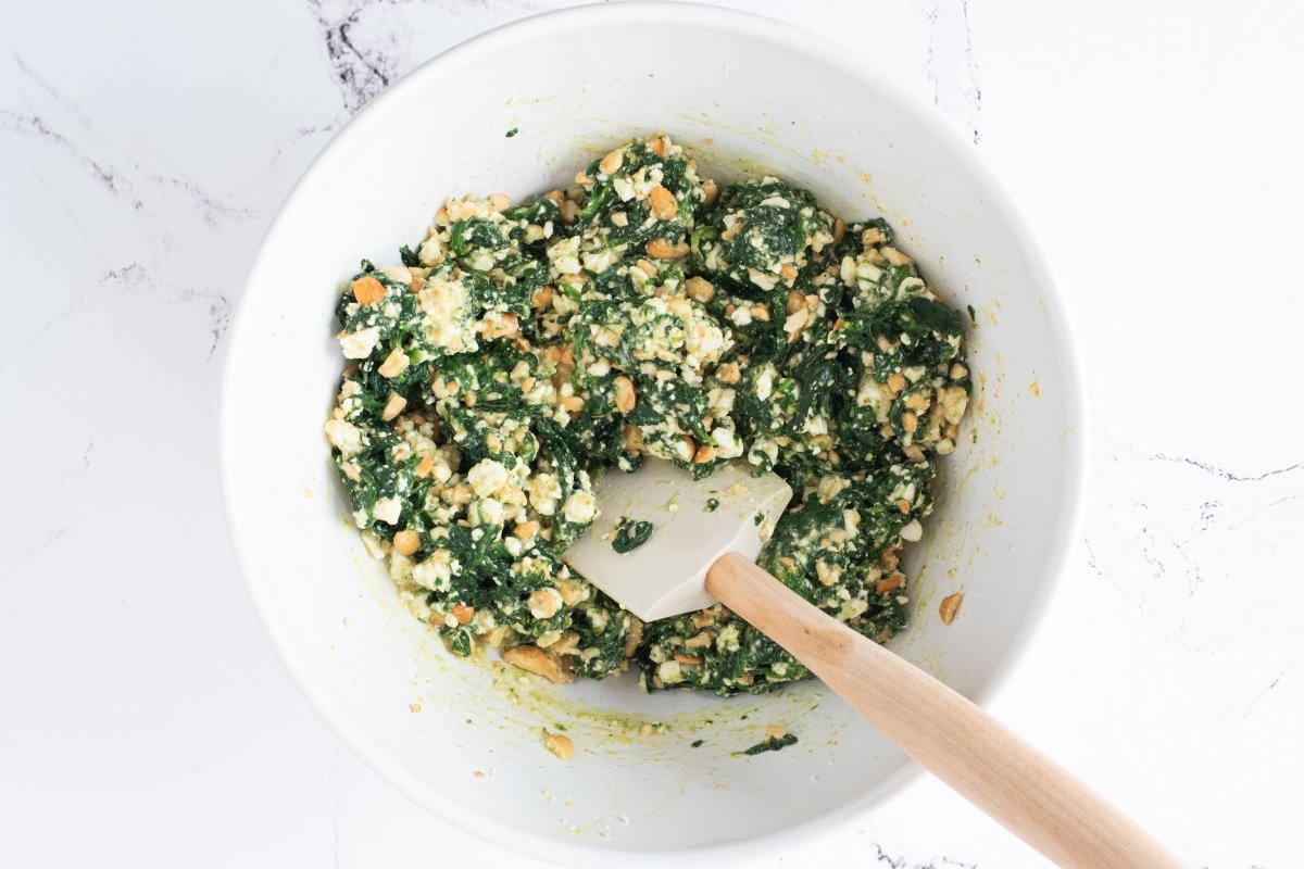Mezclamos el relleno del börek