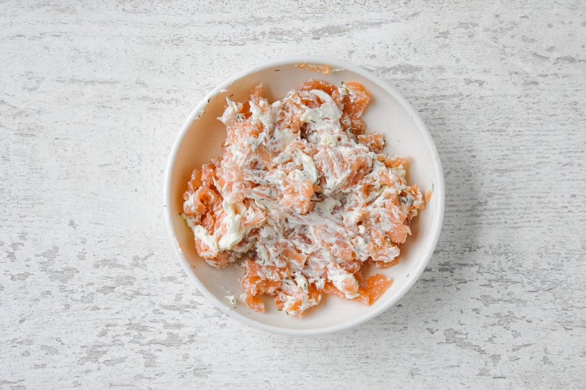 Mezclamos el salmón ahumado con el queso y el eneldo