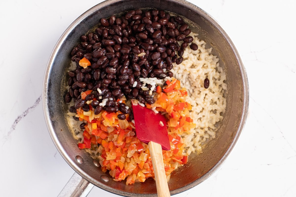 Mezclamos el sofrito y los frijoles del gallo pinto