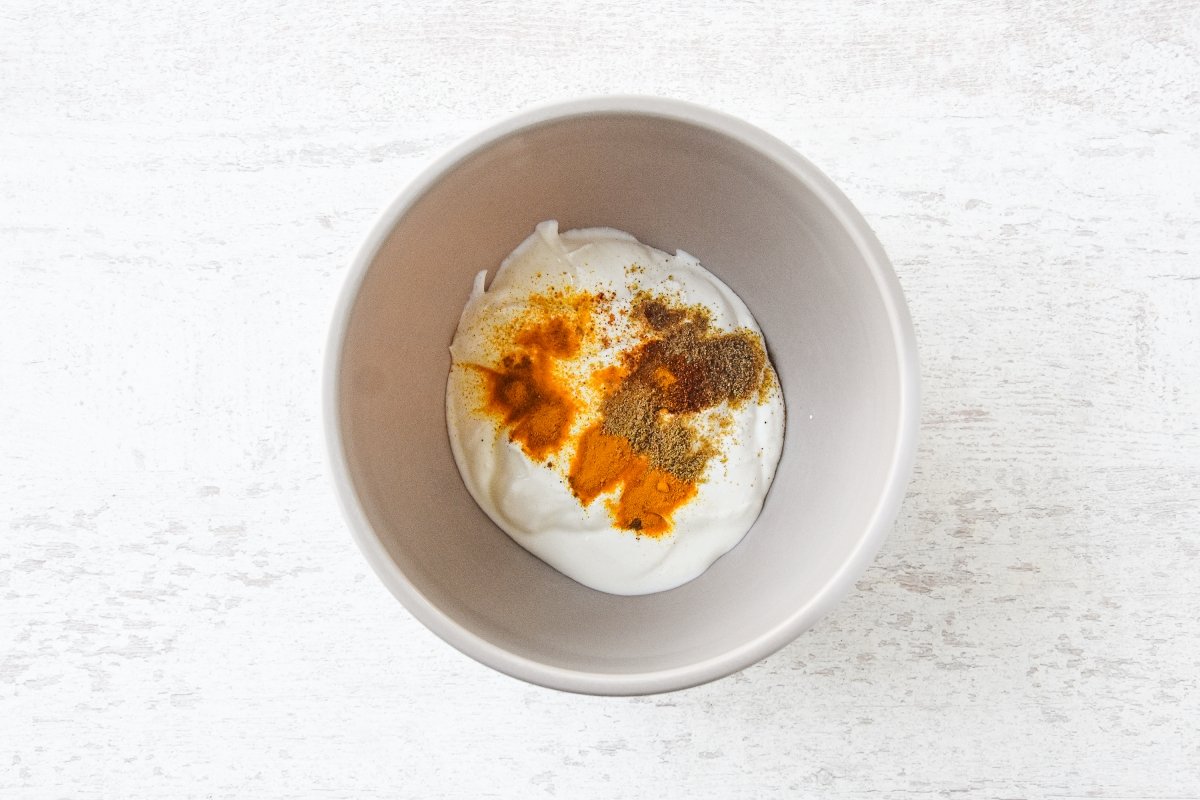 Mezclamos el yogur con las especias