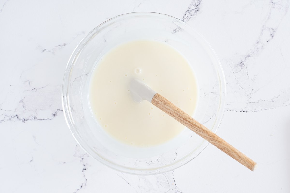 Mezclamos el zumo y la leche condensada