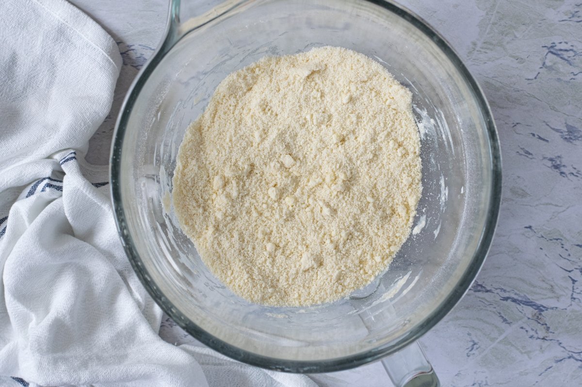 We mix until we obtain a sandy texture in the pumpkin pie dough.