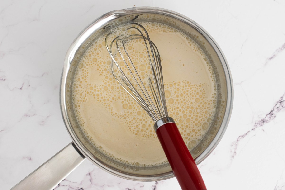 Mezclamos ingredientes de la crema pastelera de la crema frangipane