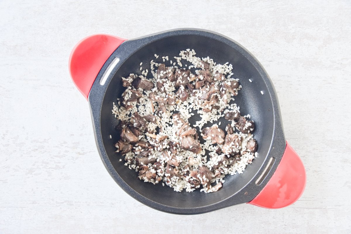 Mezclamos la carne con el arroz