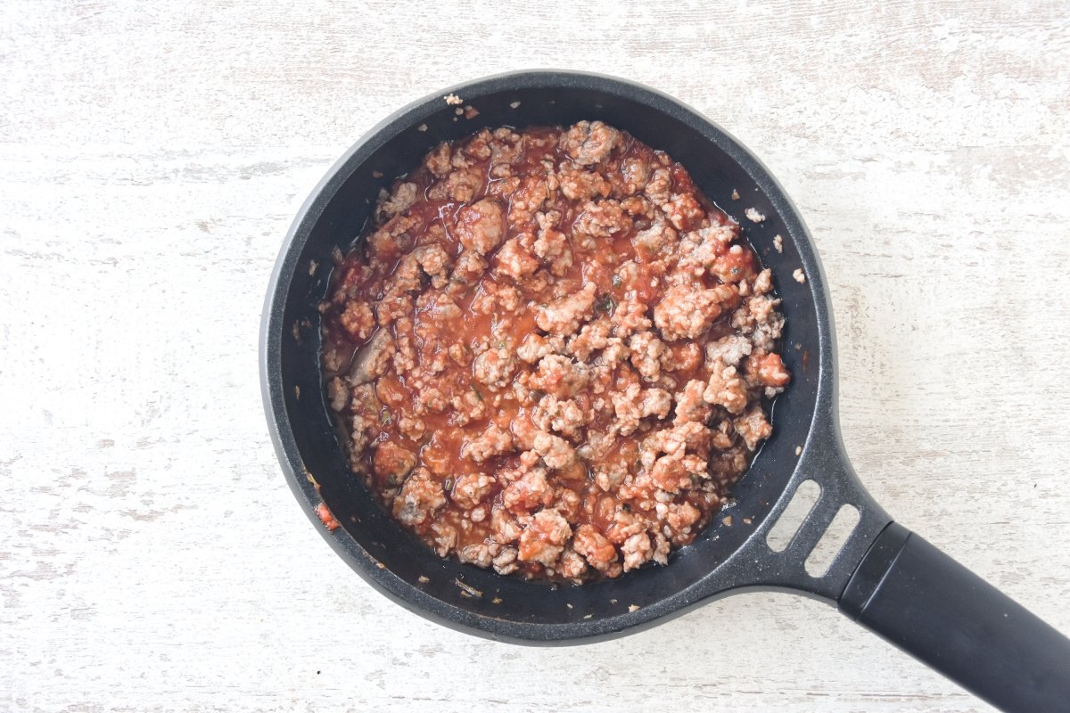 Mezclamos la carne con la mitad de la salsa de tomate