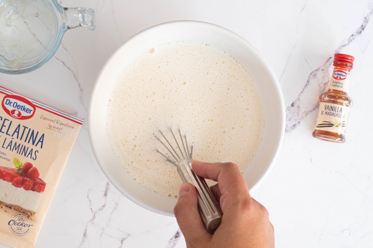 Mezclamos la crema al microondas de la tarta milhojas de vainilla con chocolate