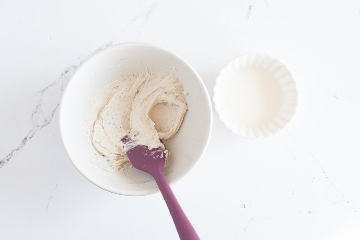 Mezclamos la crema de relleno con leche