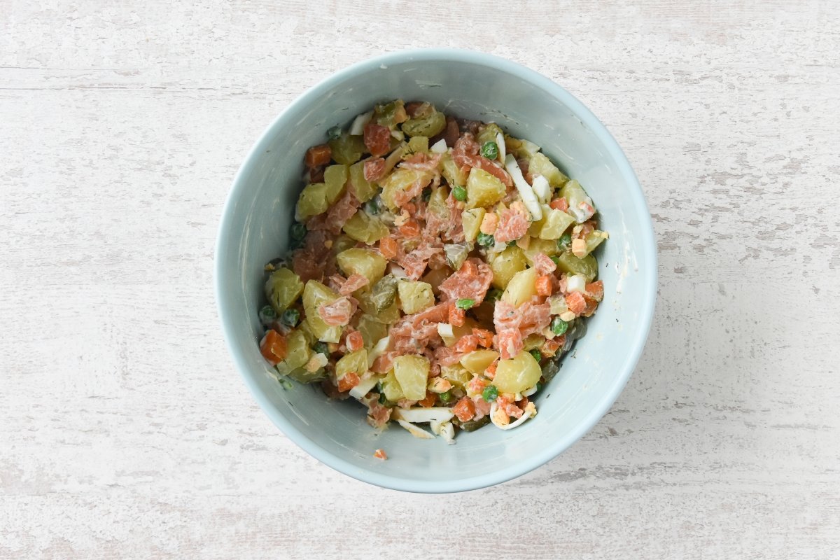Mezclamos la ensaladilla de salmón y enfriamos