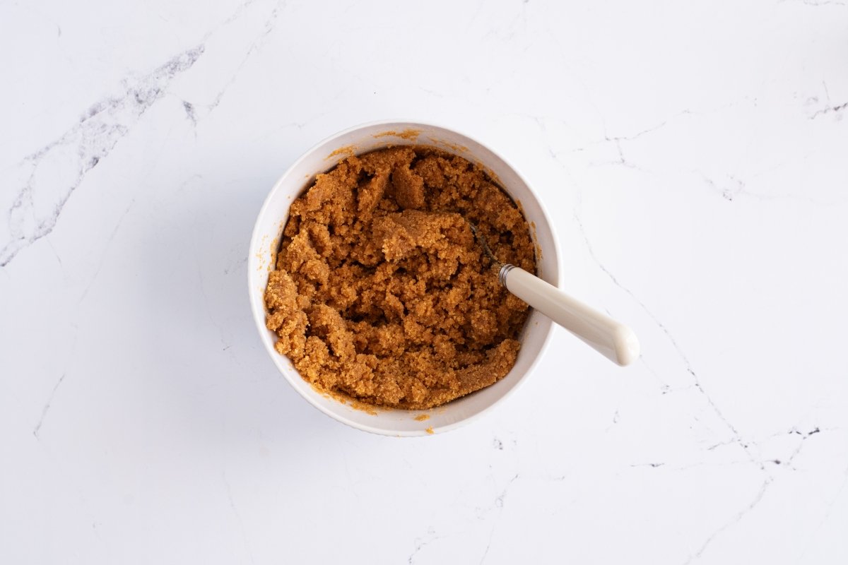 Mezclamos la galleta con la mantequilla