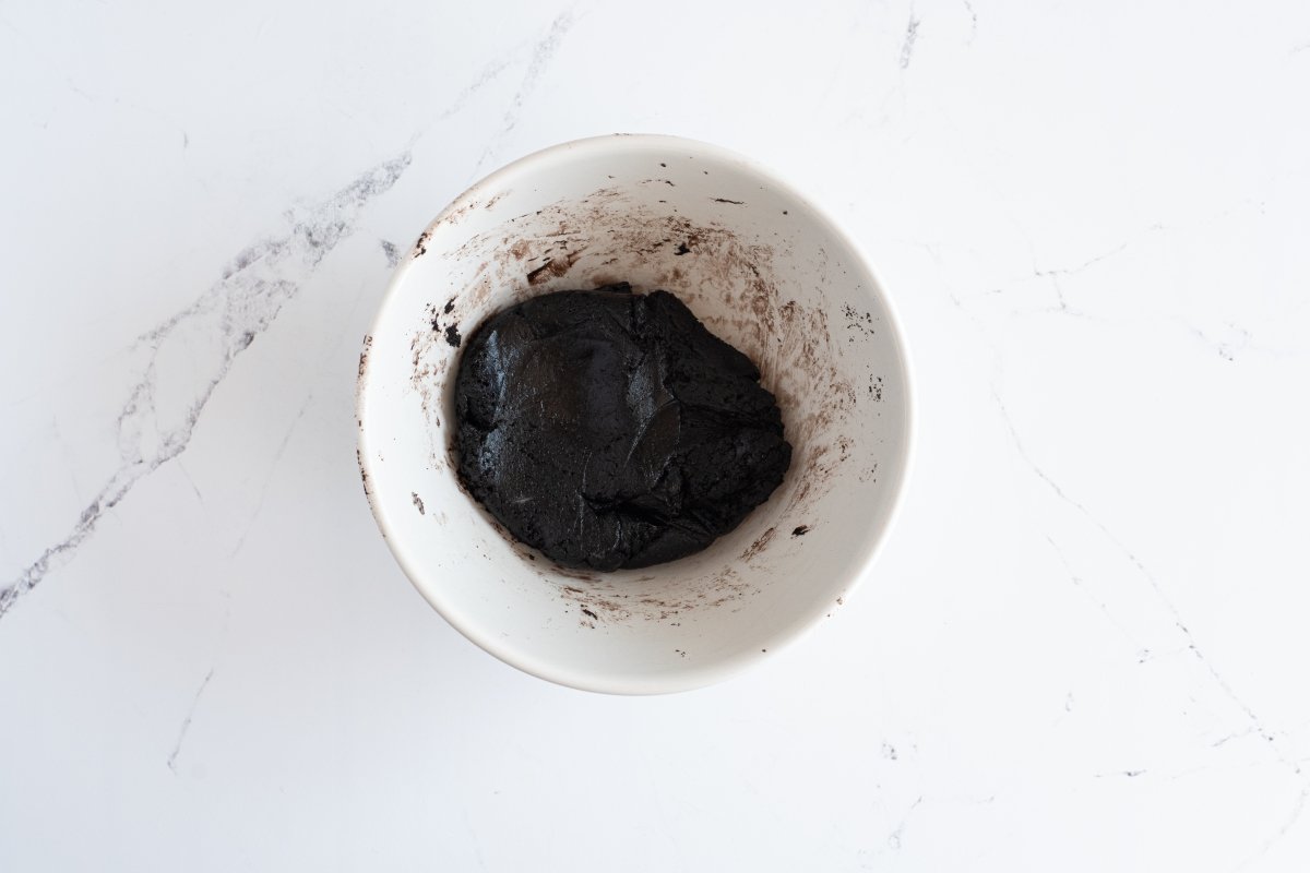 Mezclamos la galleta picada con leche