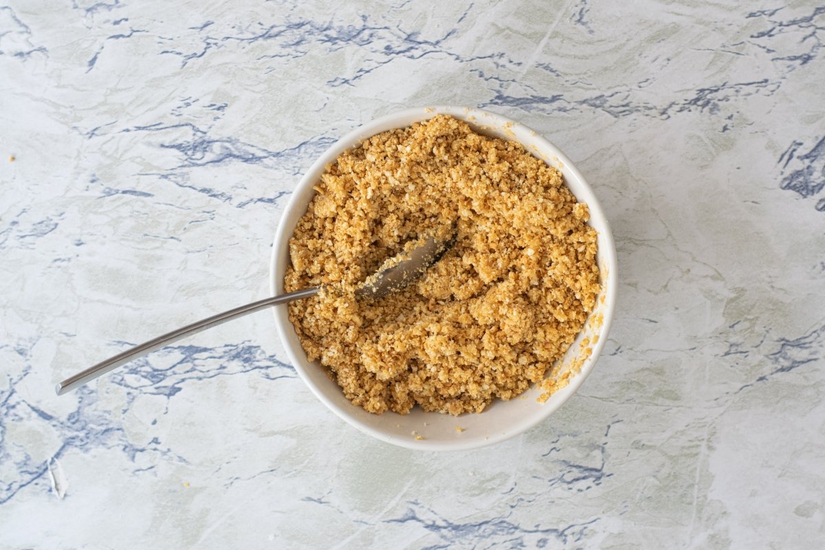 Mezclamos la galleta y la mantequilla de la tarta de ricota