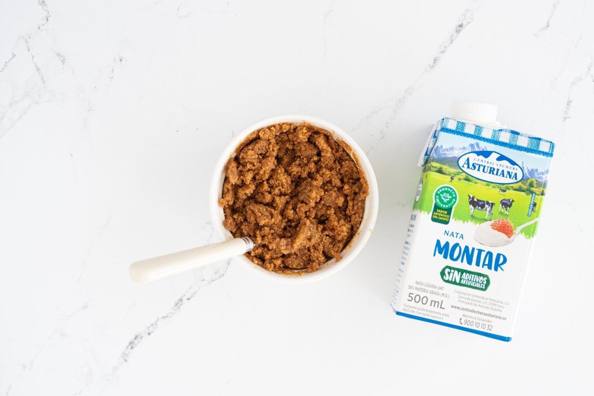 Mezclamos la galleta y la mantequilla