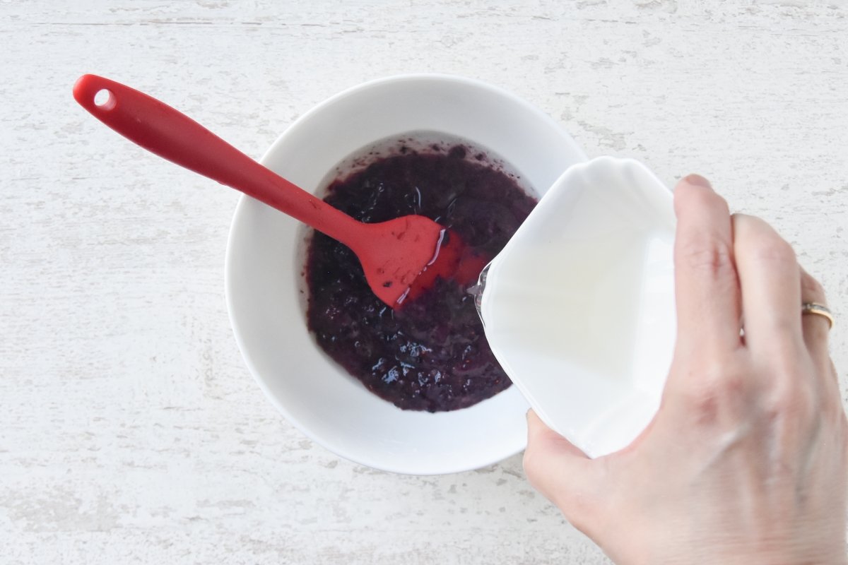 Mezclamos la gelatina con el puré de arándanos