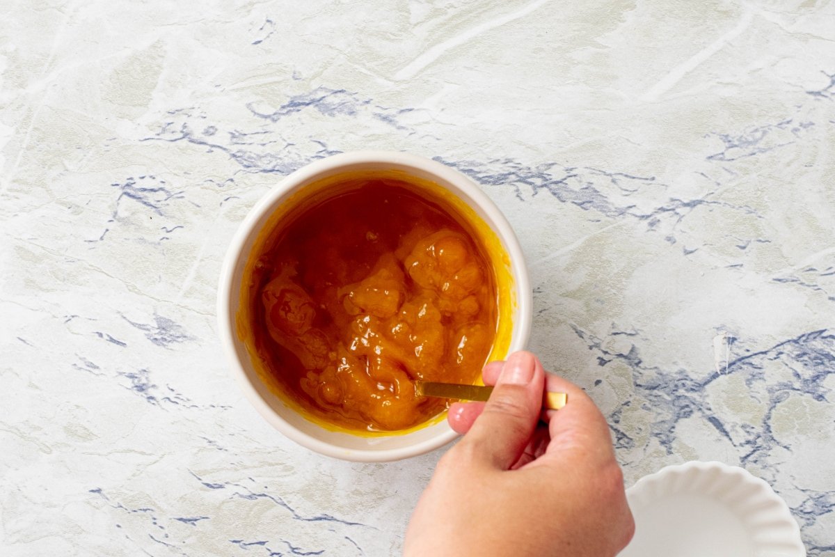Mix the gelatin with the mango cake topping jam