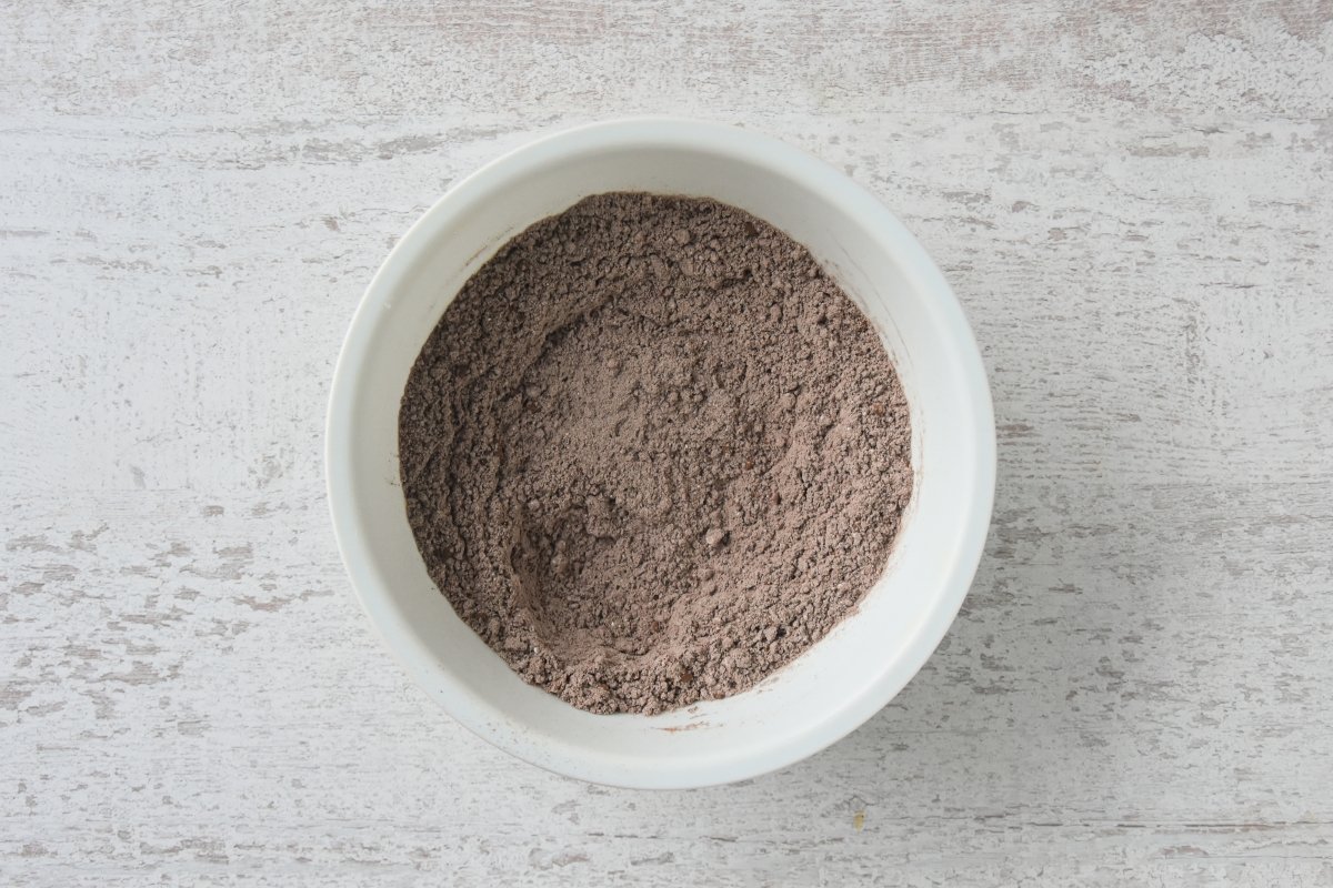 Mezclamos la harina con el cacao, la levadura y la sal