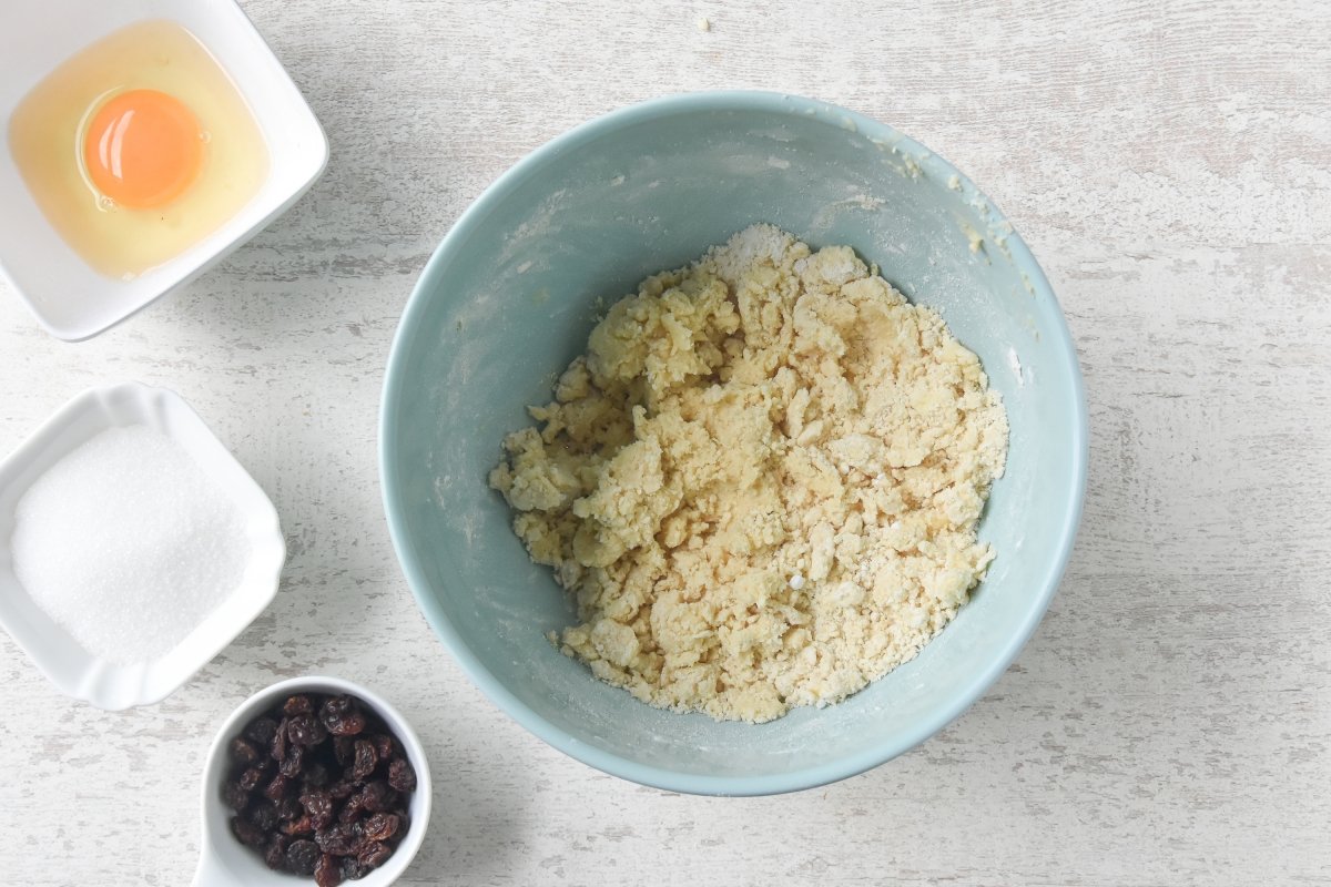 Mezclamos la harina con la mantequilla para preparar las tortas galesas