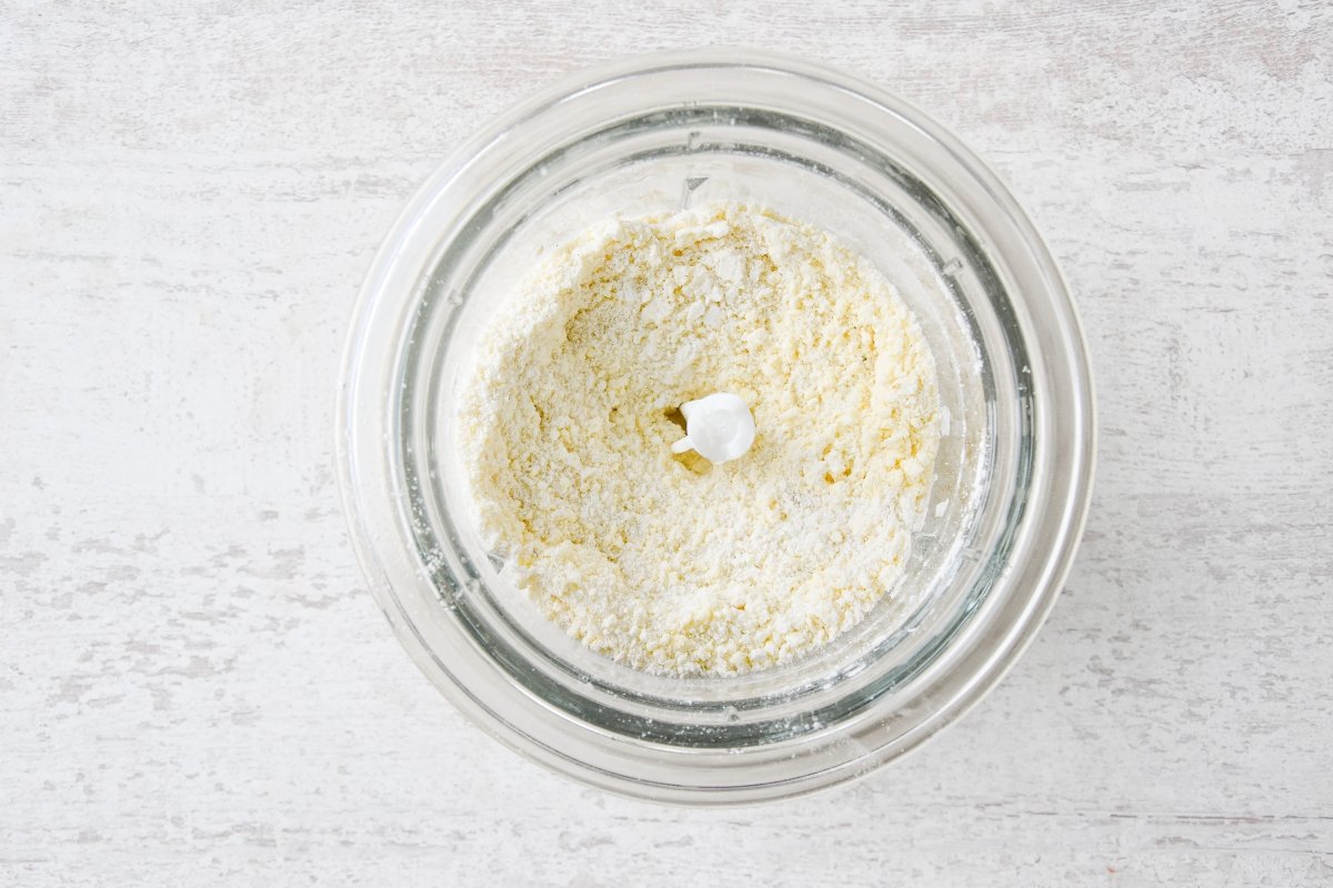 Mezclamos la harina con la sal, el azúcar, la ralladura y la mantequilla