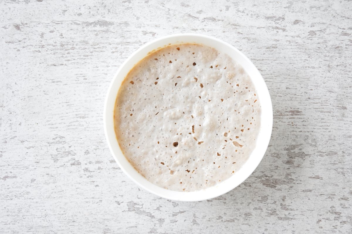 Mezclamos la leche con la levadura