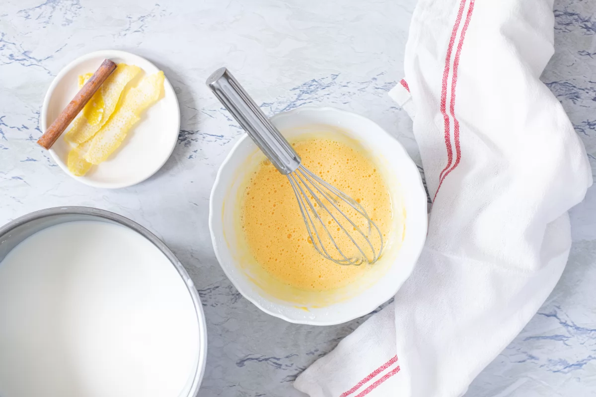Crema catalana casera 5 Mezclamos la leche con las yemas de la crema catalana casera *