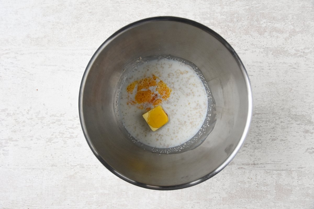 Mezclamos la levadura con la leche, la mantequilla, el huevo y la miel