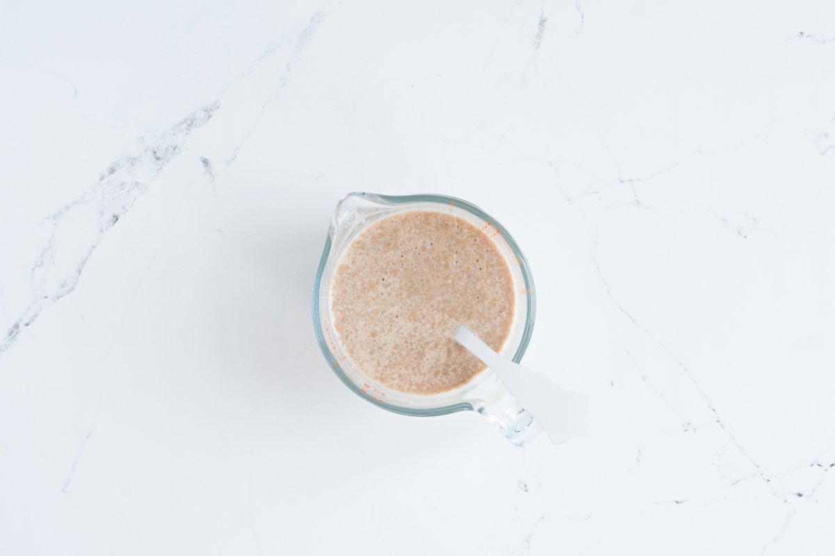 Mezclamos la levadura con la leche