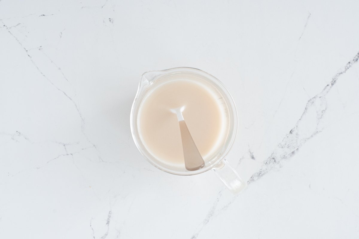 Mezclamos la levadura y el agua