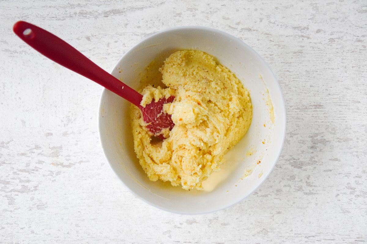 Mezclamos la mantequilla con el azúcar y las ralladuras de cítricos