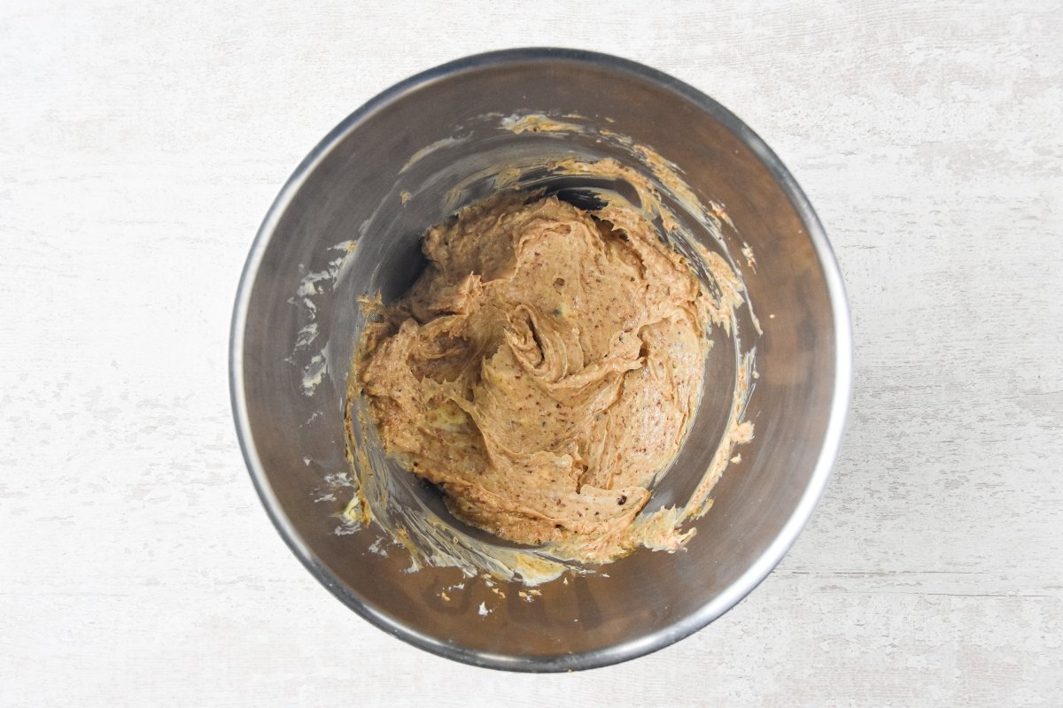 Mezclamos la mantequilla con el praliné