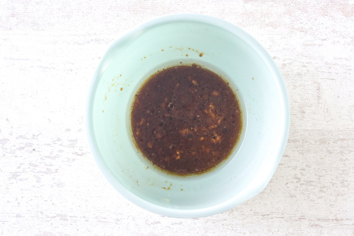 Mezclamos la marinada en un cuenco