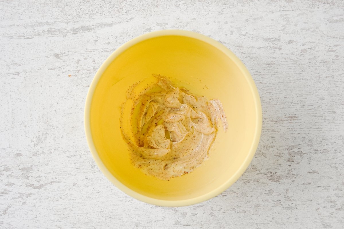 Mezclamos la mayonesa y el pimentón