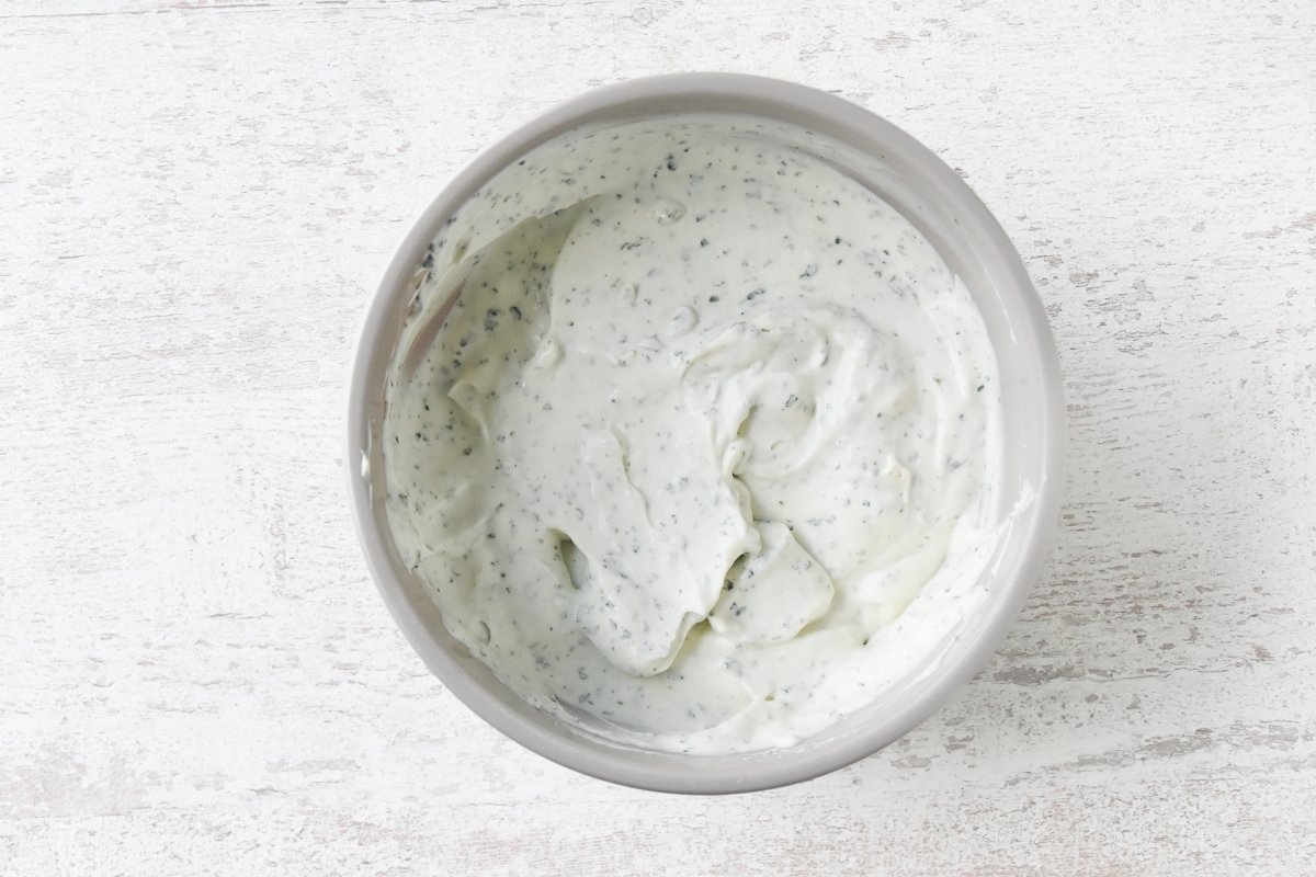 Mezclamos la nata con el yogur de menta