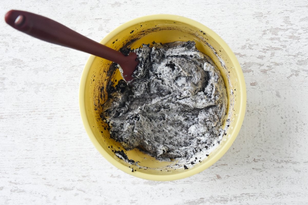 Mezclamos la nata con las Oreo trituradas