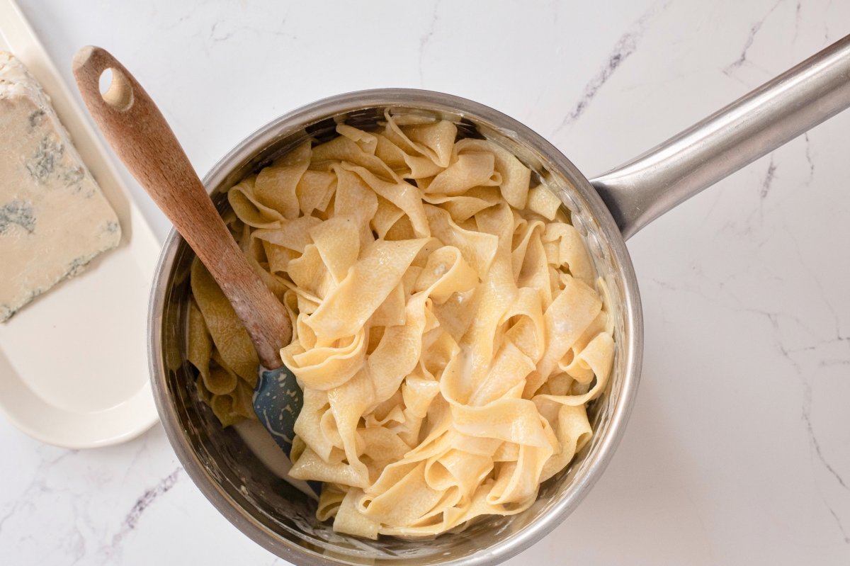 Mezclamos la pasta al gorgonzola