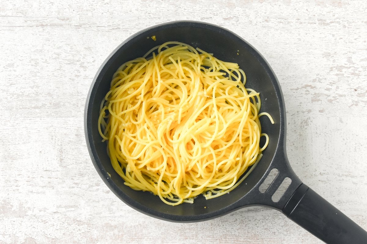 Mezclamos la pasta con el ajo y la ralladura