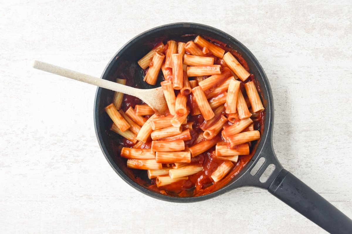 Mezclamos la pasta hervida con la salsa de tomate