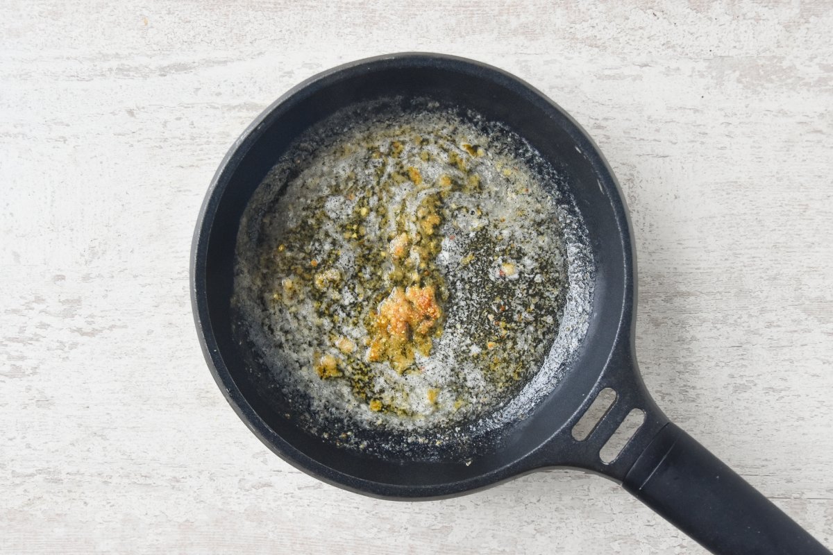 Mezclamos la ralladura y el zumo en la mantequilla caliente