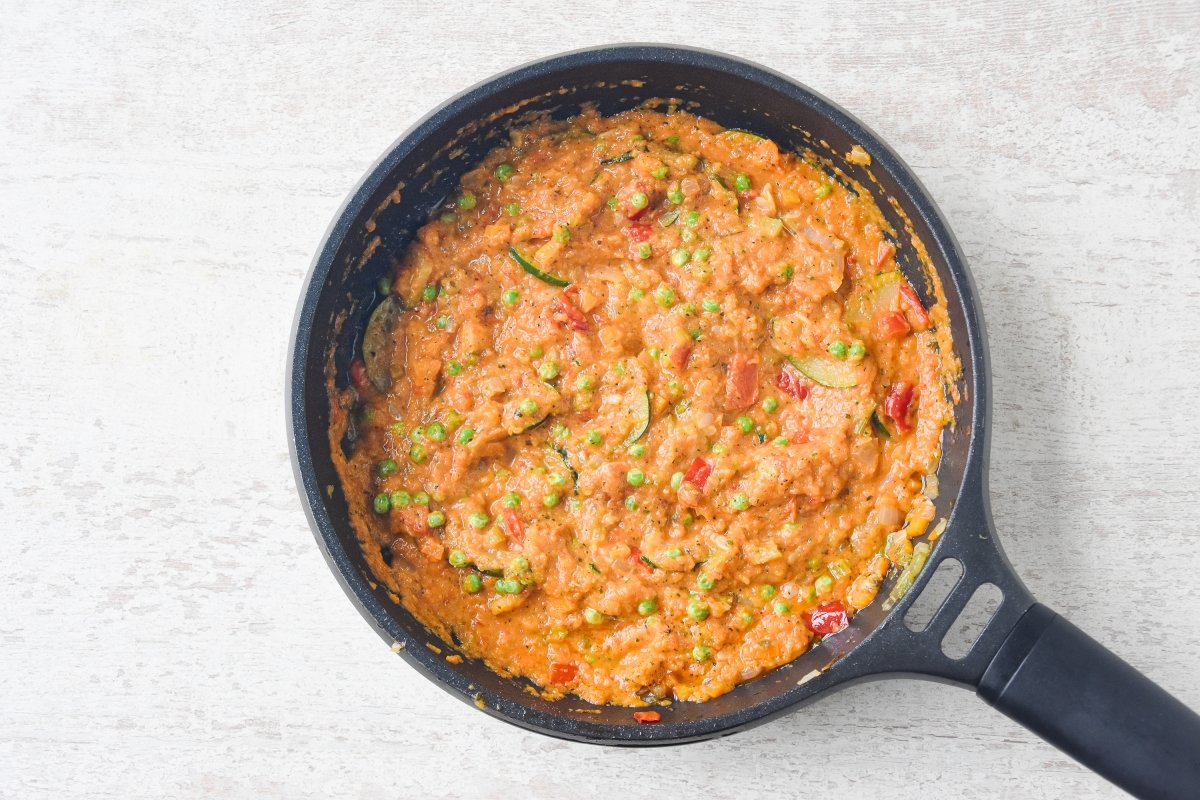 Mezclamos la salsa con las verduras y los guisantes