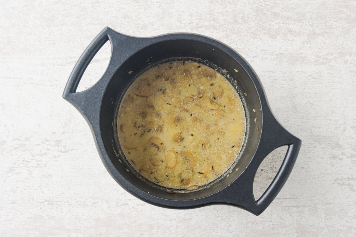 Mezclamos la sopa de champiñones con la nata
