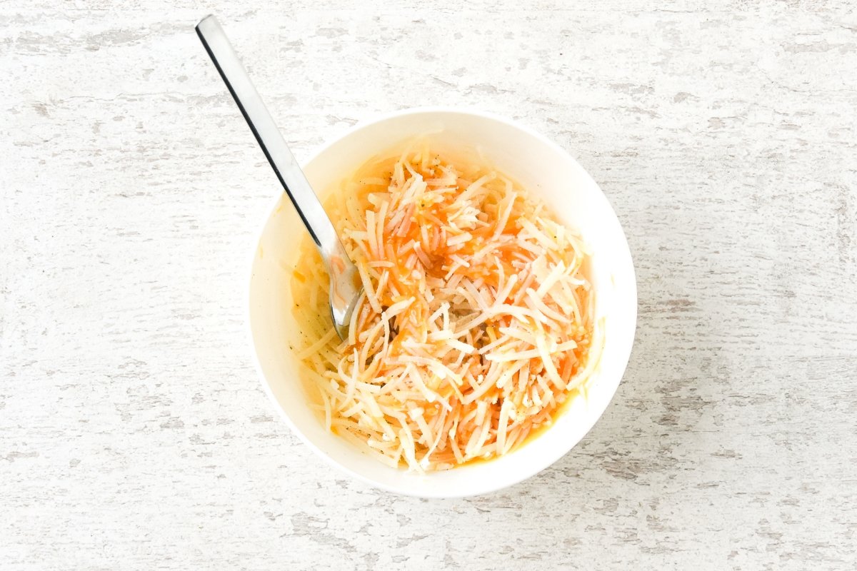 Mezclamos la yema con el Parmesano