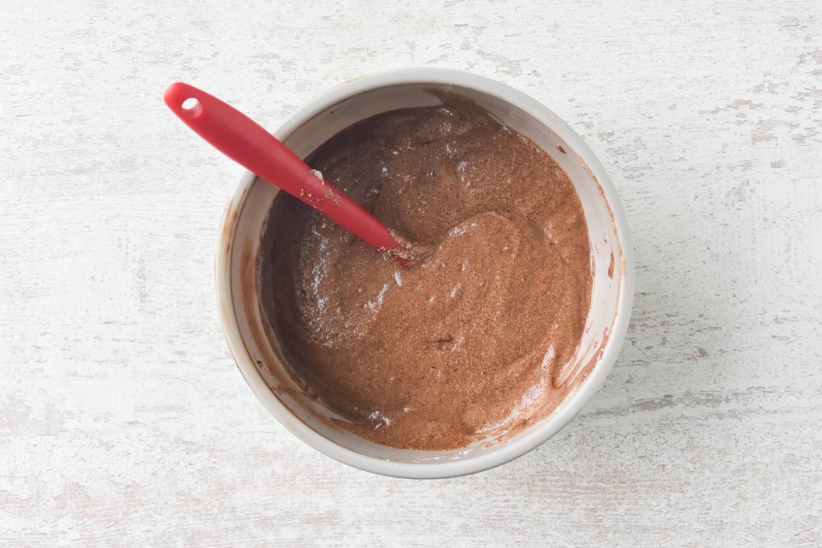 Mezclamos las claras con la mezcla de chocolate negro y yemas