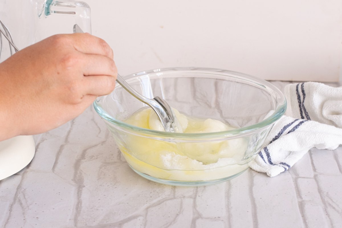 Mezclamos las claras y el azúcar del merengue suizo