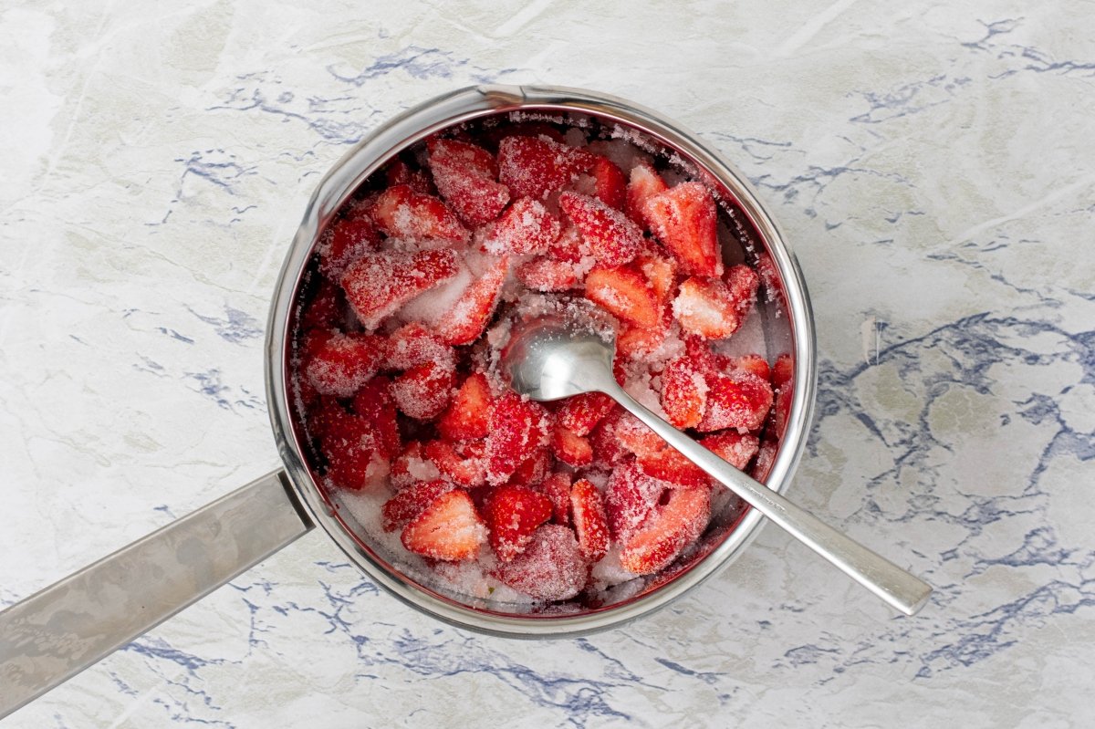 Mezclamos las fresas con el azúcar de la mermelada de fresa